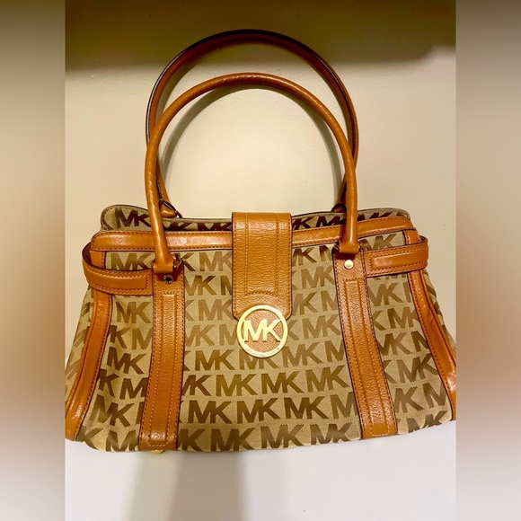 Michael Kors Canvas Print shoulder bag. - Picture 2 of 5